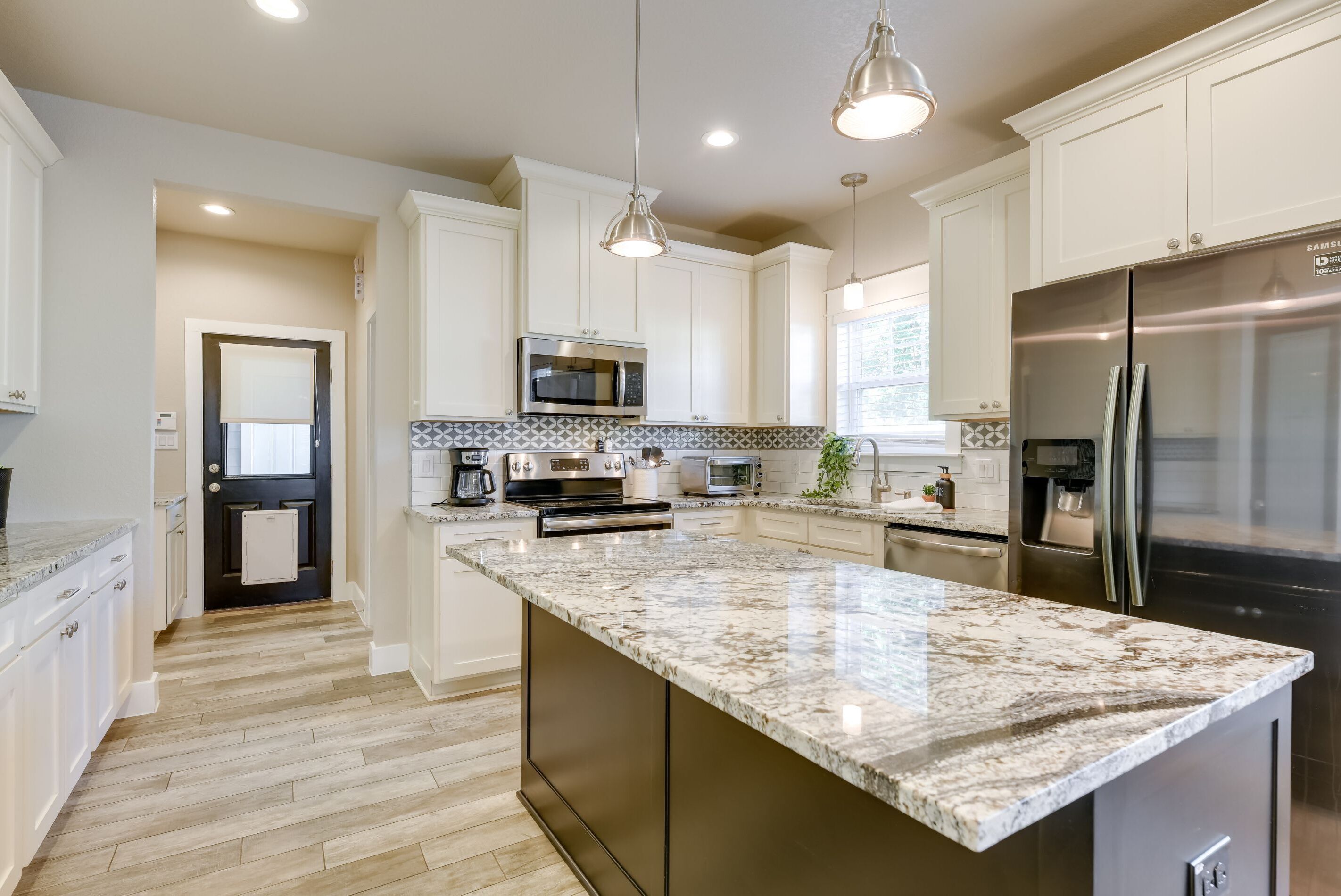 House (3 Bedrooms) | Private kitchen | Microwave, oven, dining tables