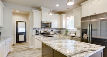 Centrally Located Stunning 3BR 2BA Near Downtown