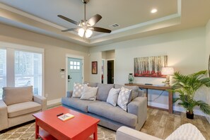 Hus (3 Bedrooms) | Vardagsrum | 50-tums tv med digitalkanaler