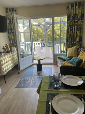 TV connectée, table de tennis de table, livres