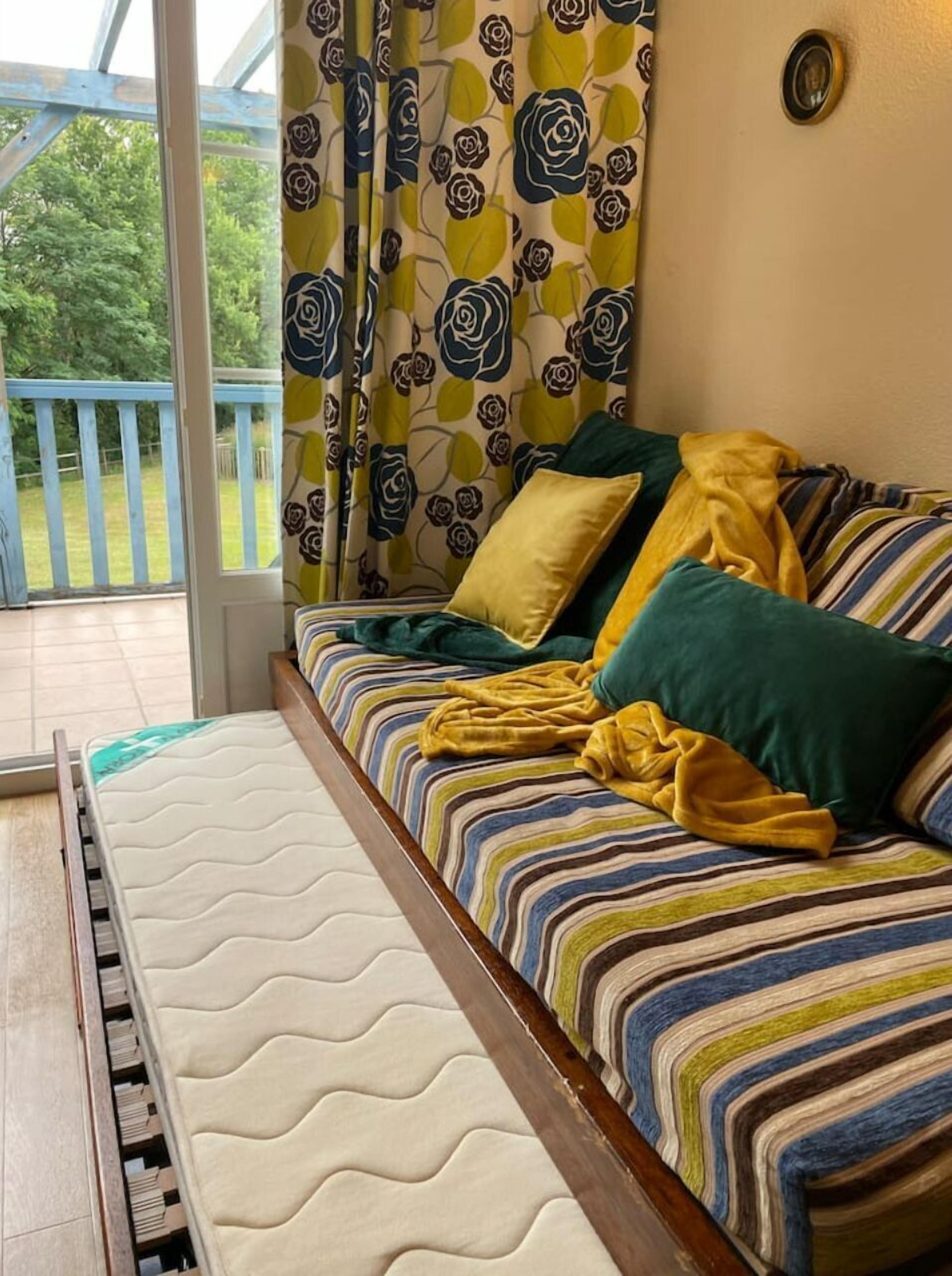 Smart-TV, Tischtennisplatte, Bücher