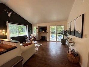 Una televisión, una chimenea