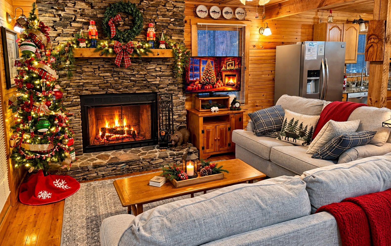 Ein gemütliches Wohnzimmer mit Kamin, Weihnachtsbaum und einer Couch.