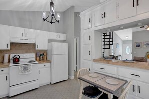 ثلاجة، ميكروويف، فرن، موقد طهي مسطح