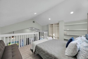 Escritorio, tabla de planchar con plancha, wifi gratis y ropa de cama 