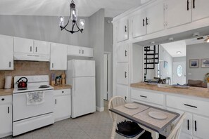 Køleskab, mikrobølgeovn, ovn, kogeplade