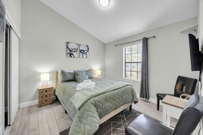 Escritorio, tabla de planchar con plancha, wifi gratis y ropa de cama