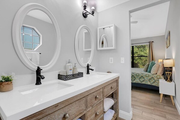 Secador de pelo, toallas