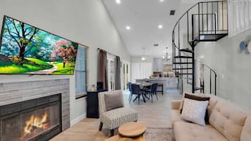 Smart TV, caminetto, tavolo da calcetto