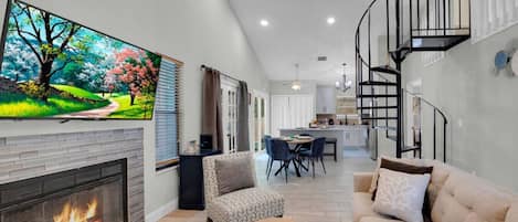 Smart TV, chimenea y futbolito