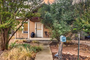 A house with a front porch, a mailbox, and a small garden area. - Private Wellness retreat|Hottub|Sauna|Prime loc (Fredericksburg)