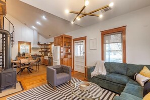 Smart TV, chimenea, libros