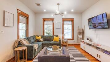 Smart TV, chimenea y libros