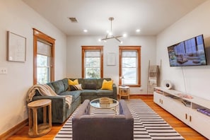 Smart TV, fireplace, books - Private Wellness retreat|Hottub|Sauna|Prime loc (Fredericksburg)
