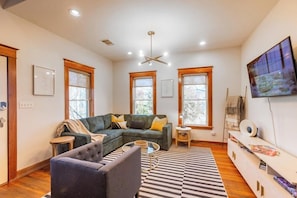 Smart TV, fireplace, books - Private Wellness retreat|Hottub|Sauna|Prime loc (Fredericksburg)