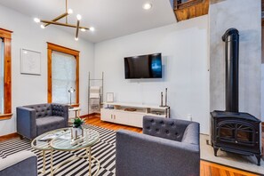 Smart TV, caminetto, libri