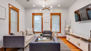 Smart TV, caminetto, libri