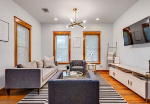 Smart-TV, peis og bøker