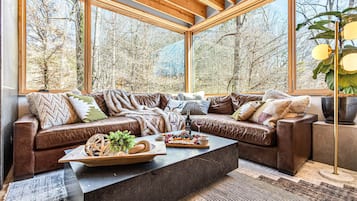 Smart TV, chimenea, videojuegos y tenis de mesa