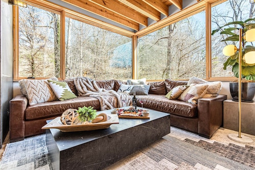 Charming Cabin, Sauna, Hot Tub, Fire Pit, Heated Deck, Ski near Asheville