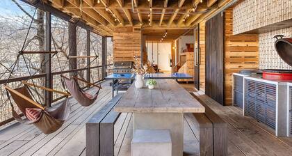 Architect-designed Nordic Cabin:Sauna, Hot Tub, FirePit, GameRoom, Swings
