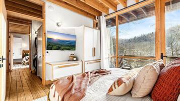 4 habitaciones, escritorio y tabla de planchar con plancha