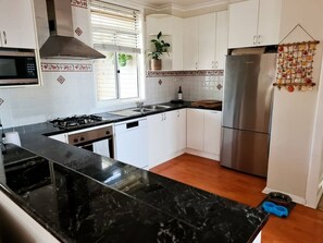 Fridge, microwave, oven, stovetop - 3 bedroom Wifi and new flooring (Cooma)
