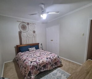 3 bedrooms, desk, iron/ironing board, free WiFi