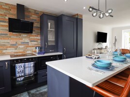 Geladeira, lava-louças, chaleira elétrica, torradeira