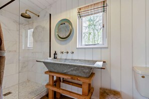 Shower, hair dryer - Dog friendly holiday home with a hot tub and woodland views - Keepers Stable (Cranham)