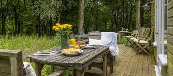 Dog friendly holiday home with a hot tub and woodland views - Keepers Stable