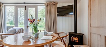 Dog friendly holiday home with a hot tub and woodland views - Keepers Stable