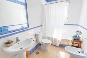 Hair dryer, bidet, towels, soap - 3 Bedroom Villa in Conil de la Frontera (Conil de la Frontera)