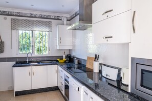 Fridge, microwave, oven, stovetop - 3 Bedroom Villa in Conil de la Frontera (Conil de la Frontera)