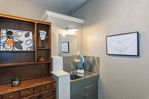 Dusch, miljövänliga toalettartiklar, hårtork och handdukar