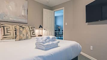 3 bedrooms, desk, iron/ironing board, free WiFi