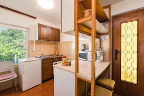 ثلاجة، ميكروويف، موقد طهي مسطح، ماكينة لصنع القهوة/الشاي