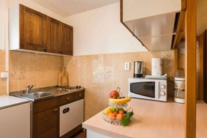 ثلاجة، ميكروويف، موقد طهي مسطح، ماكينة لصنع القهوة/الشاي