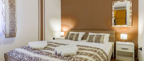 3 bedrooms, iron/ironing board, free WiFi, bed sheets