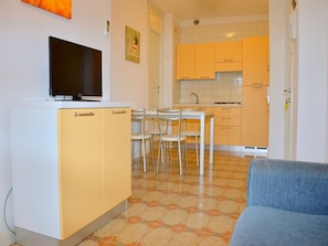 Een knus verblijf met kitchenette, eethoek en televisie.