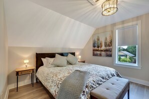 3 habitaciones, escritorio y tabla de planchar con plancha 