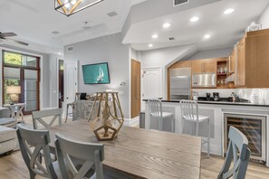 Ovn, kokeplater, oppvaskmaskin og kaffetrakter/tekoker