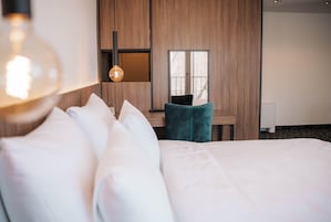 Quarto casal ou duplo luxo | Quartos à prova de som, Wi-Fi de cortesia