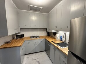 Kjøleskap, mikrobølgeovn, kokeplater og oppvaskmaskin