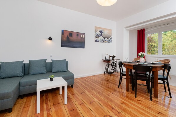 3 bedrooms, desk, laptop workspace, bed sheets