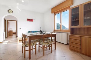Dining - Spiaggia.Vela,surf,canottaggio.Pesca.escursioni,mountain-bike.Parco giochi.
(San Gregorio)