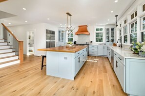 Micro-ondes, lave-vaisselle, cafetière/bouilloire, grille-pain