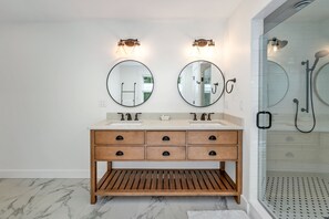 Combined shower/bathtub, towels - Lake Winnipesaukee Waterfront Rental Moultonborough NH Private Dock Sleeps 10 (Moultonborough)