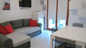 Leilighet, 2 soverom, balkong, hageutsikt | Oppholdsområde