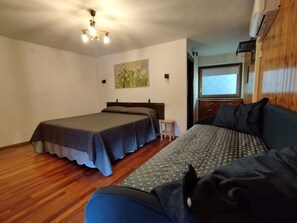 1 habitación, tabla de planchar con plancha, wifi gratis y ropa de cama 